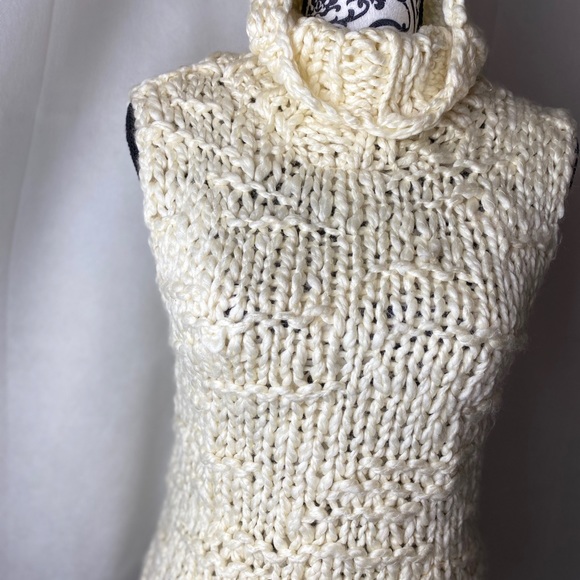 BCBG Super chunky knit sleeveless cowl neck top. - Picture 7 of 8